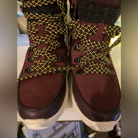 Sorel Women's Kinetic Breakthru Conquest Waterproof Boot sz 6 Burgundy & cream - Picture 11 of 11